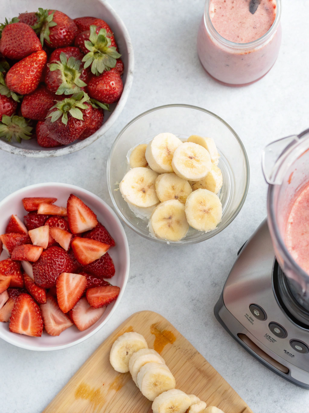 strawberry banana smoothie no yogurt preparing steps